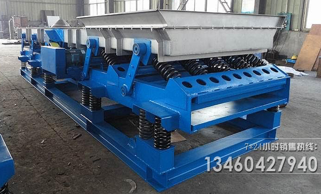 加寬長距離振動(dòng)輸送機(jī)圖片