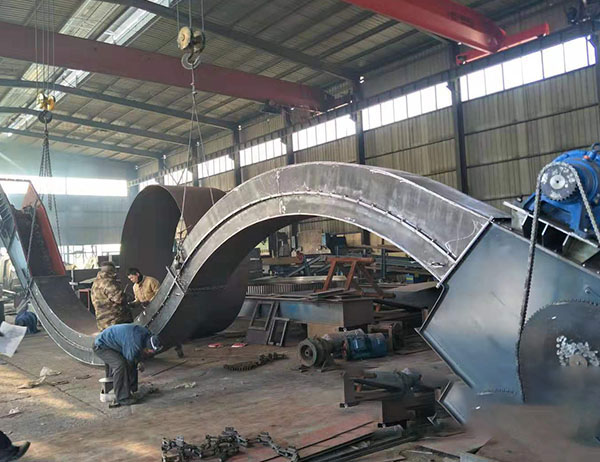 可彎曲刮板輸送機(jī)按工作原理計(jì)算彎度不大于多少！