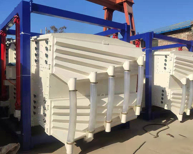 石油壓裂砂選用方形<a href='http://m.durkalk.com/sfsx/ybs.html' title='搖擺篩' target='_blank'>搖擺篩</a>才能滿足要求