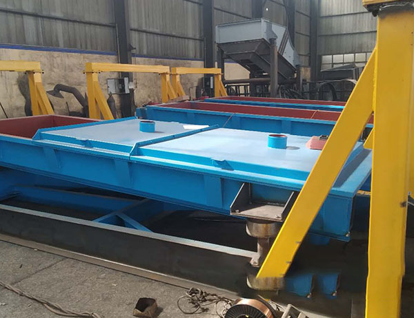 尿素、土壤有機(jī)肥篩分機(jī)使用的是一種篩機(jī)