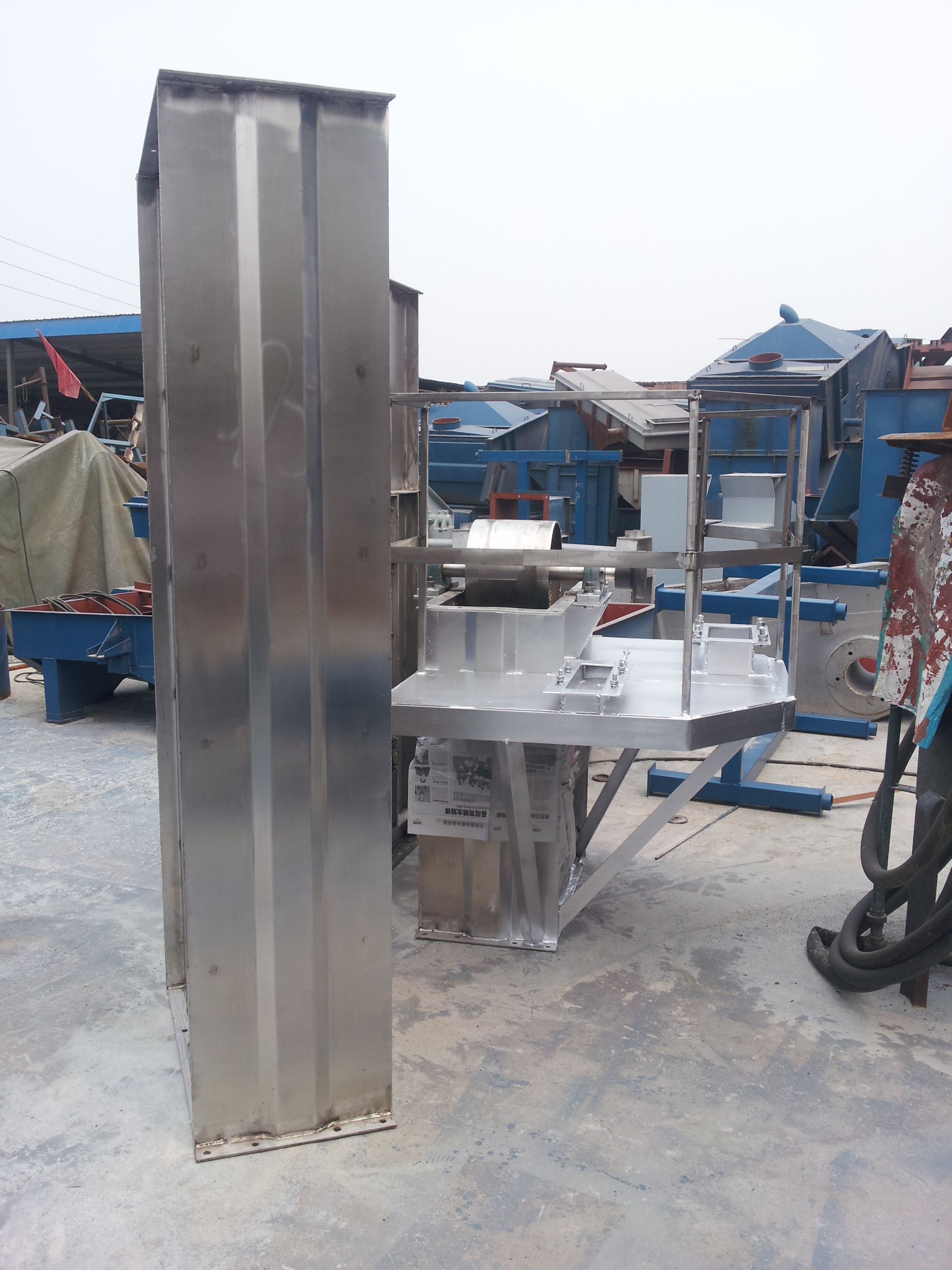 TH315鏈條斗式垂直上料機采用的是鐵質(zhì)畚斗料斗